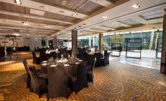 Hotel-Renaissance-Salón-Alerce-y-Foyer-Mesa-Redonda