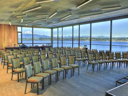 Hotel-Cabañas-del-Lago-Salón-Club-House-auditorio