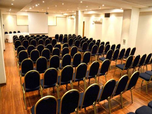Hotel-Director-Vitacura-Salón-LONQUIMAY-montaje-AUDITORIO