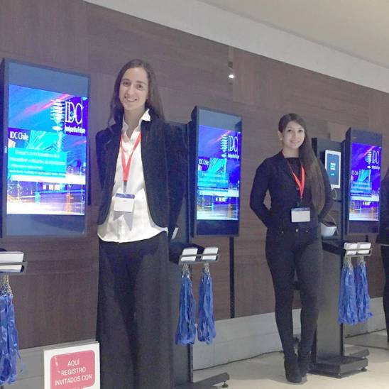 Escoge un buen lugar para que tus invitados puedan acreditarse 